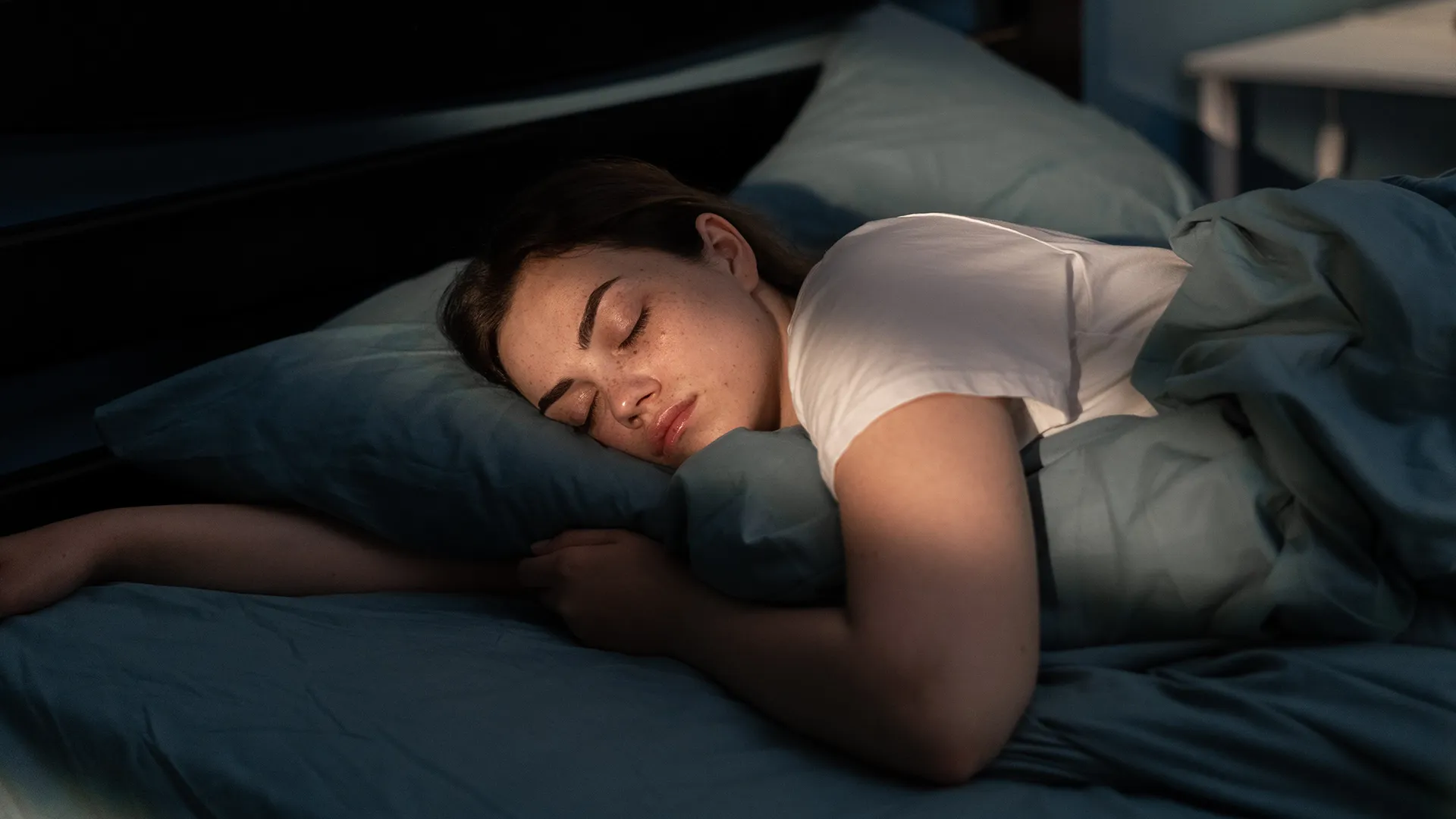 Eine Frau schläft anscheinend tief im Bett